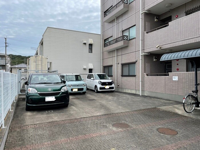 物件外観写真4　(駐車場)