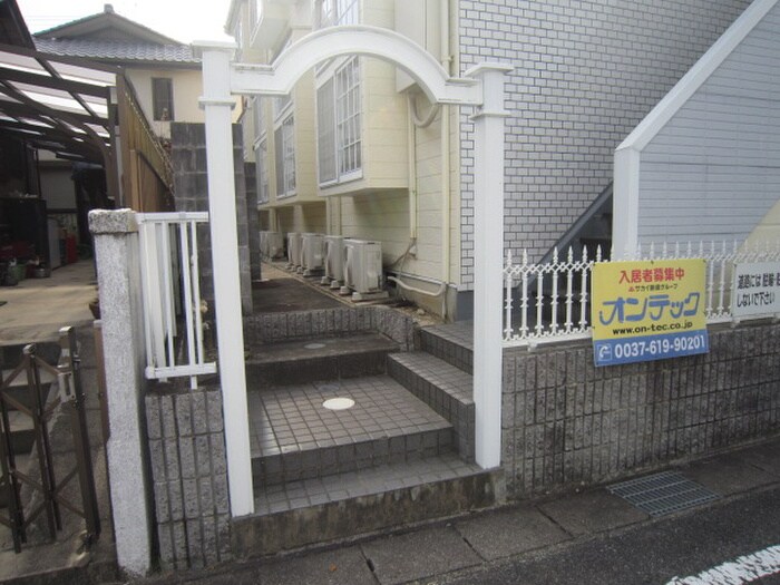 物件外観写真3　(エントランス部分)