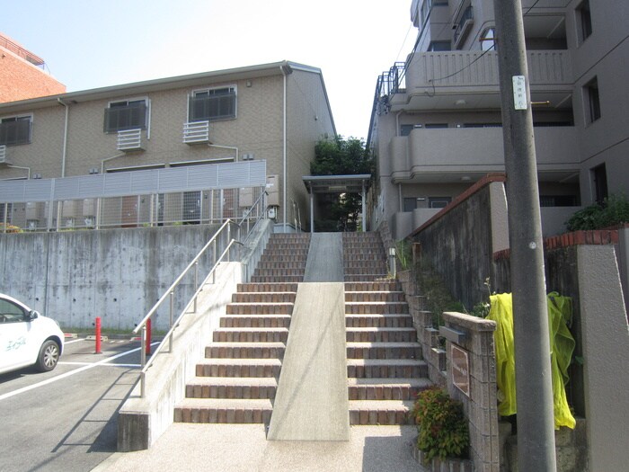 物件外観写真2　(エントランス部分)