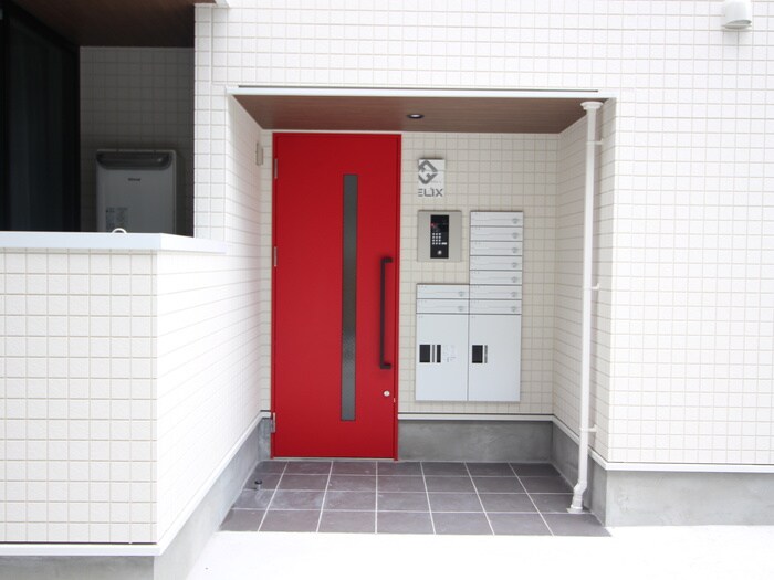 物件外観写真2　(エントランス部分)