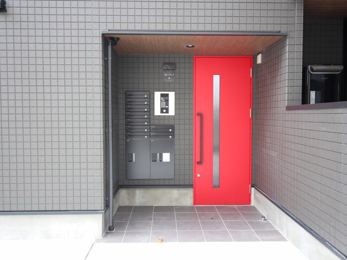 物件外観写真2　(エントランス部分)