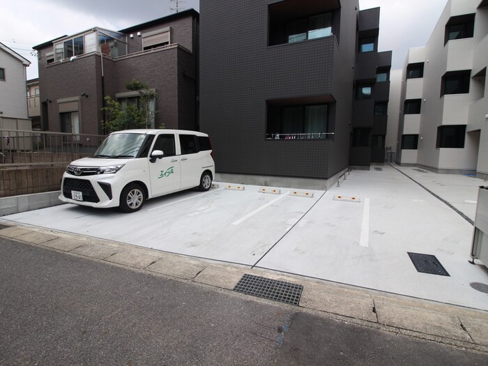 物件外観写真5　(駐車場)