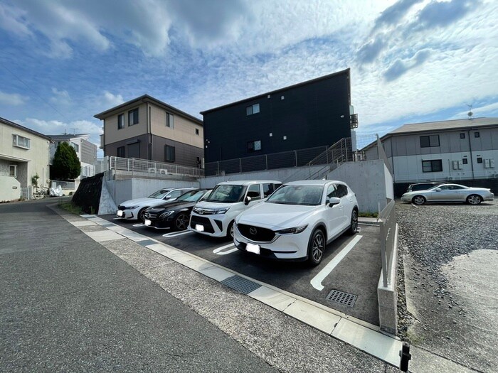 物件外観写真2　(駐車場)