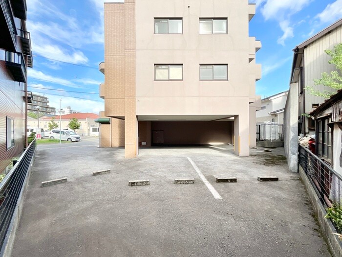 物件外観写真4　(駐車場)