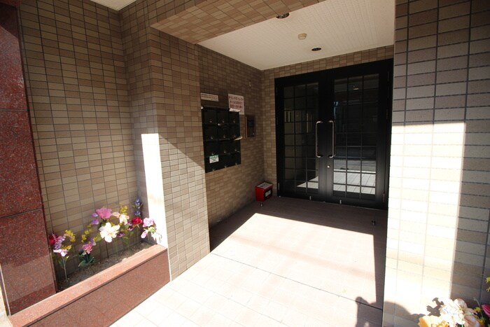 物件外観写真2　(エントランス部分)