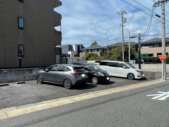 物件外観写真3　(駐車場)
