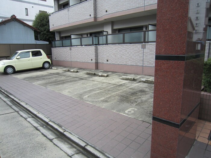 物件外観写真3　(駐車場)