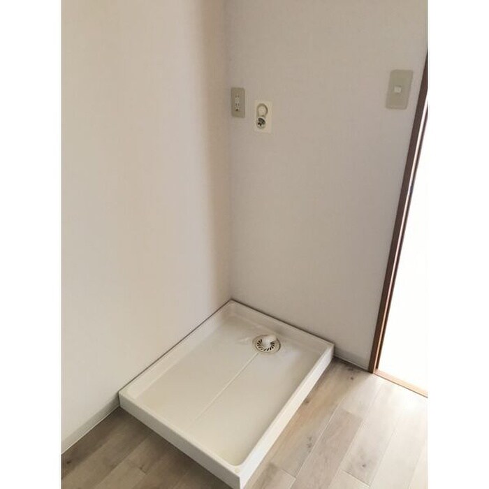 物件内観写真12　(洗濯機置場)