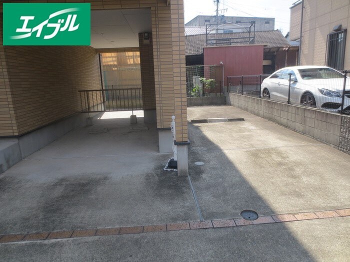 物件外観写真3　(駐車場)