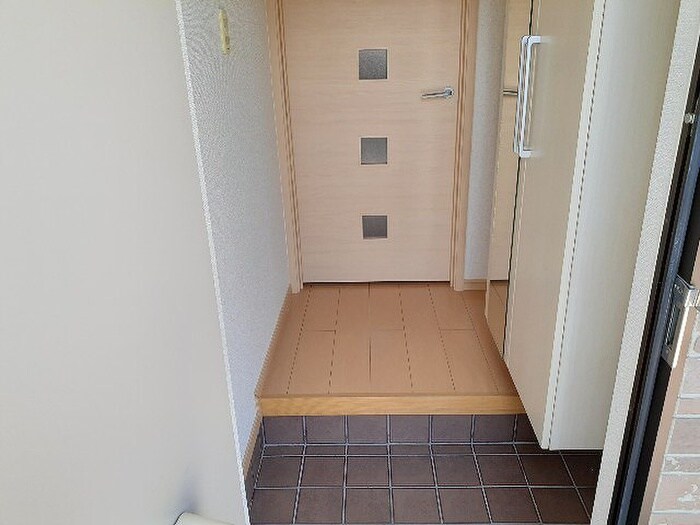 物件内観写真10　(玄関)