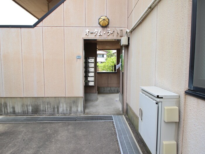 物件外観写真2　(エントランス部分)