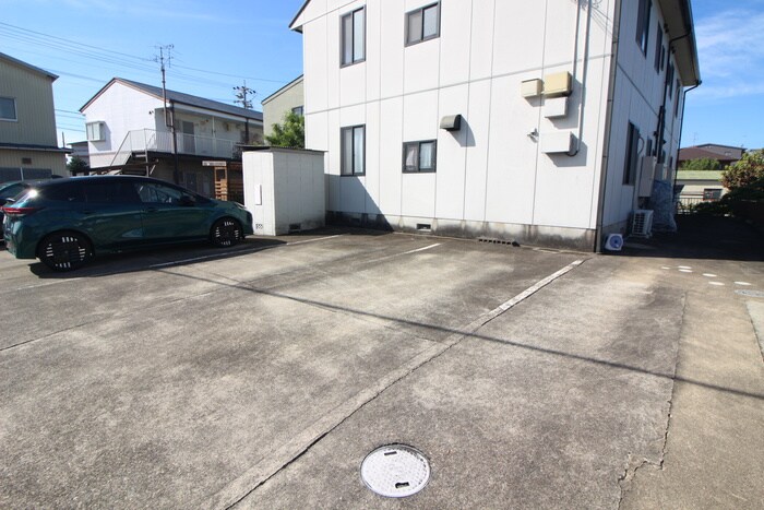 物件外観写真3　(駐車場)