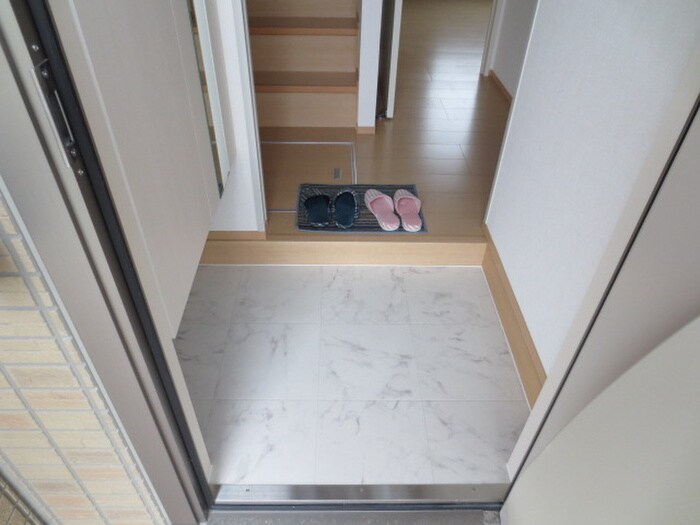 物件内観写真13　(玄関)