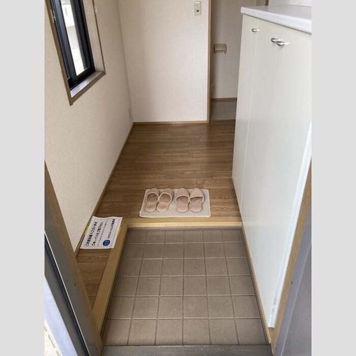 物件内観写真9　(玄関)