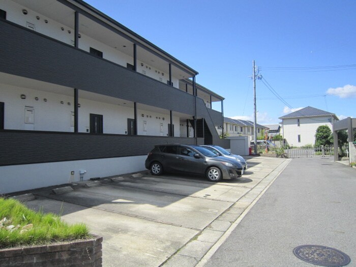 物件外観写真2　(駐車場)