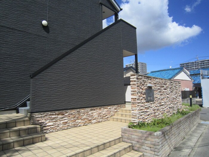 物件外観写真5　(エントランス部分)