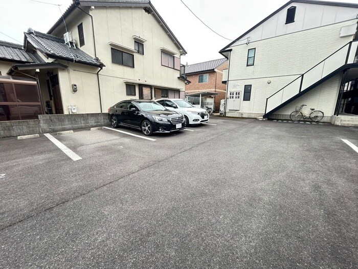 物件外観写真4　(駐車場)