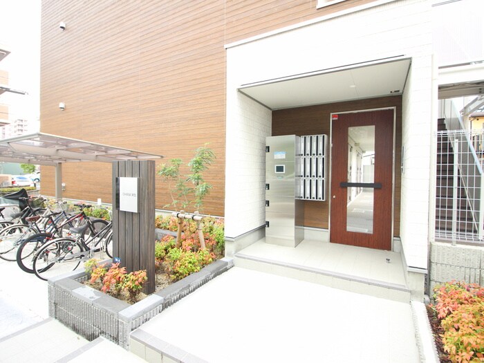 物件外観写真2　(エントランス部分)