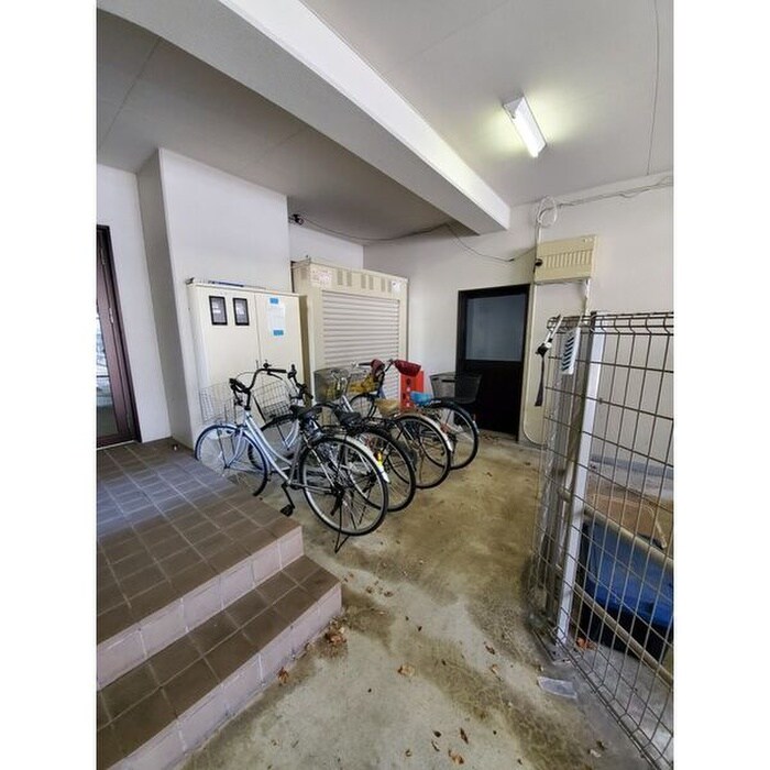 物件外観写真3　(駐輪場)