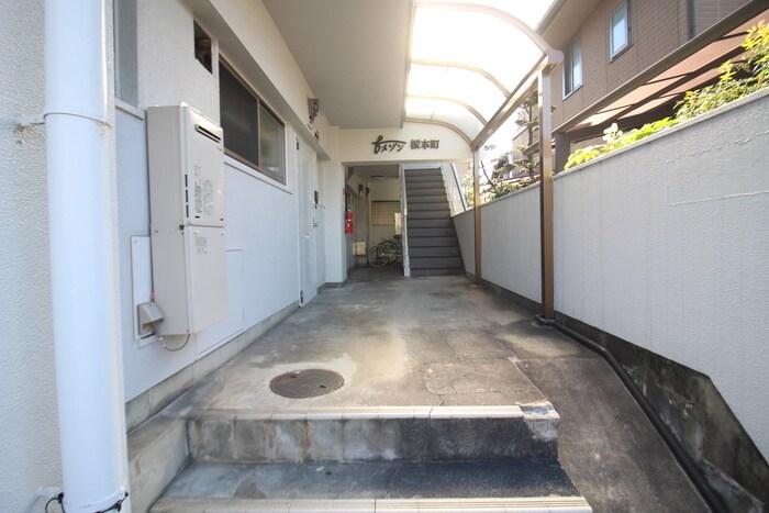 物件外観写真3　(エントランス部分)