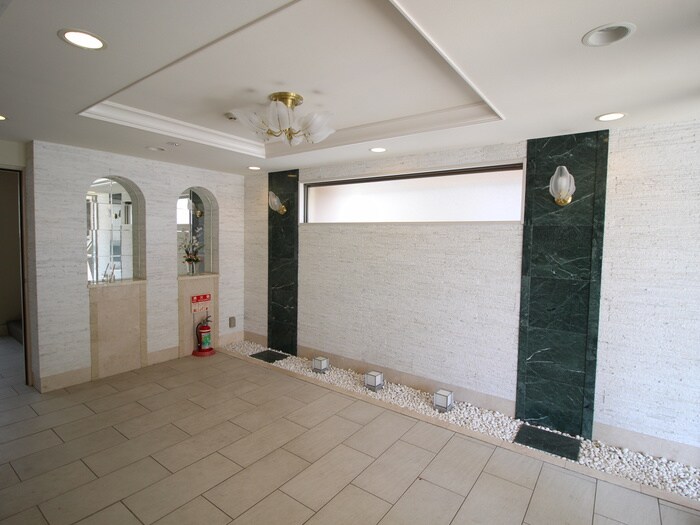 物件外観写真4　(エントランス部分)