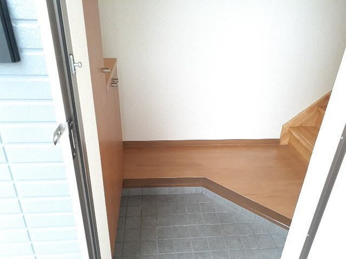 物件内観写真12　(玄関)