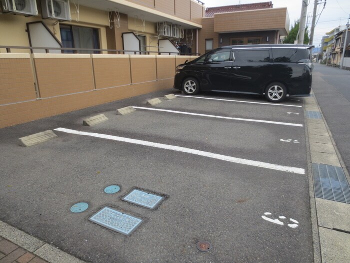 物件外観写真5　(駐車場)