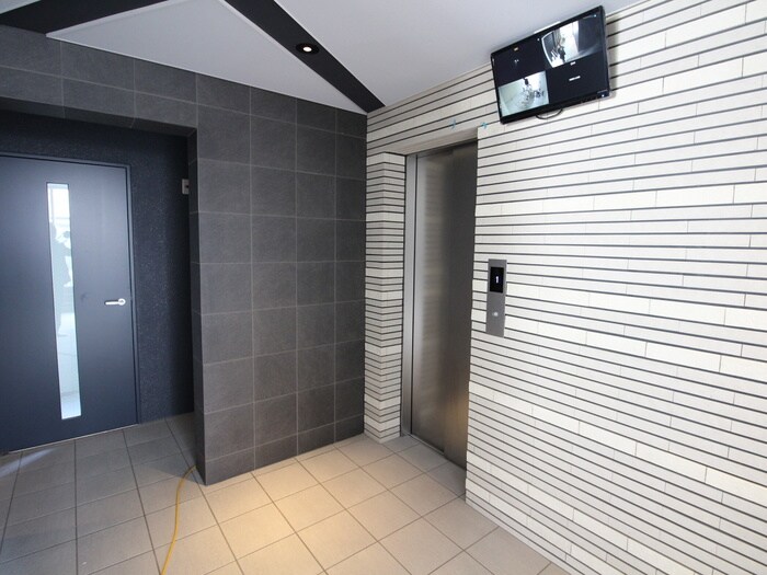 物件外観写真6　(エントランス部分)