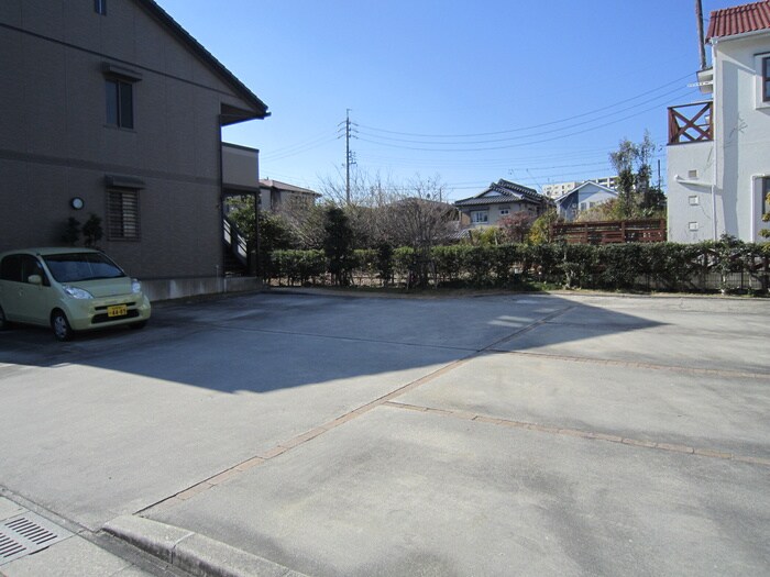物件外観写真2　(駐車場)