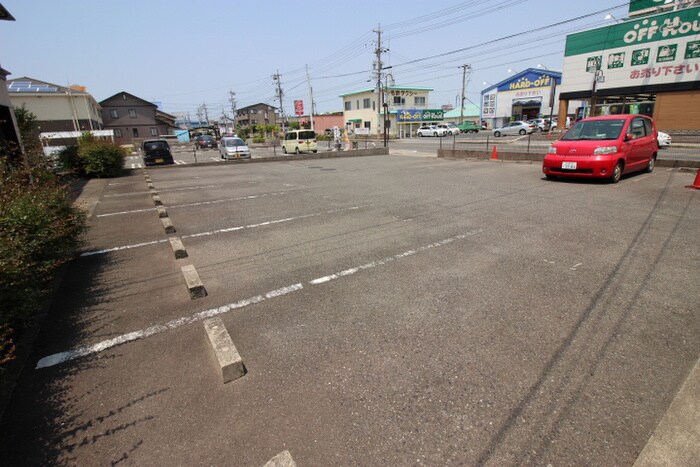 物件外観写真3　(駐車場)