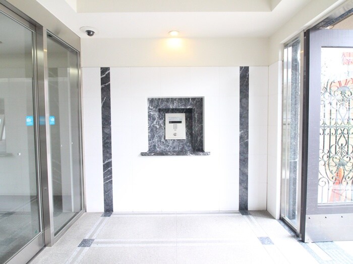 物件外観写真3　(エントランス部分)