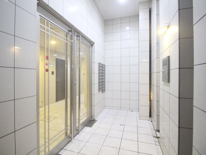 物件外観写真2　(エントランス部分)