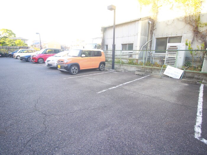 物件外観写真5　(駐車場)