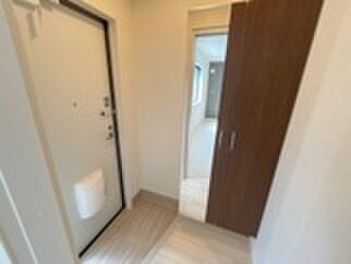 物件内観写真12　(玄関)