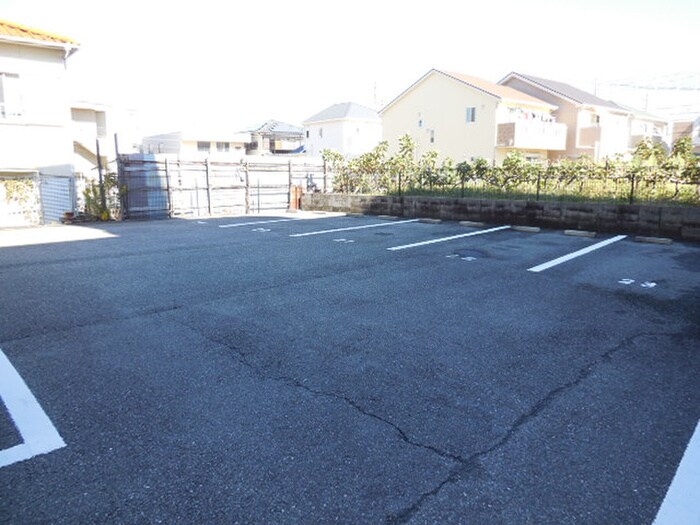物件外観写真3　(駐車場)