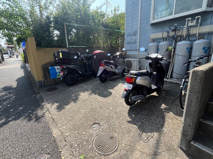 物件外観写真4　(駐輪場)
