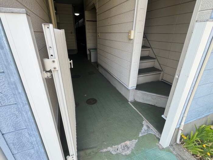 物件外観写真5　(エントランス部分)