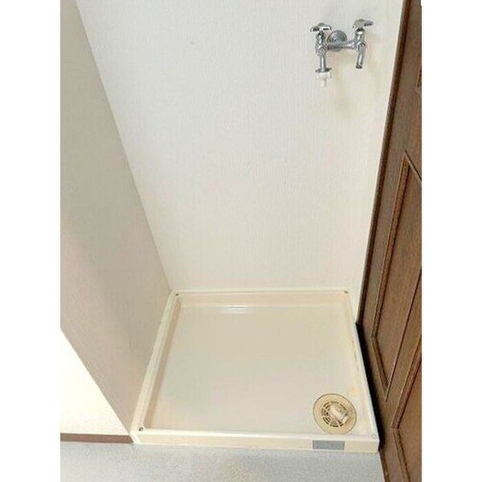 物件内観写真8　(洗濯機置場)