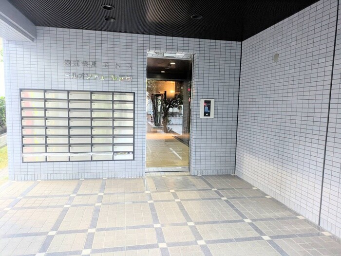 物件外観写真5　(エントランス部分)