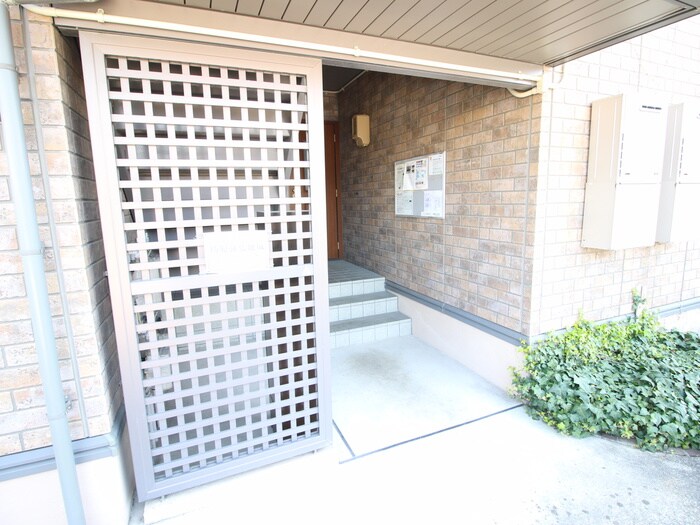 物件外観写真6　(エントランス部分)