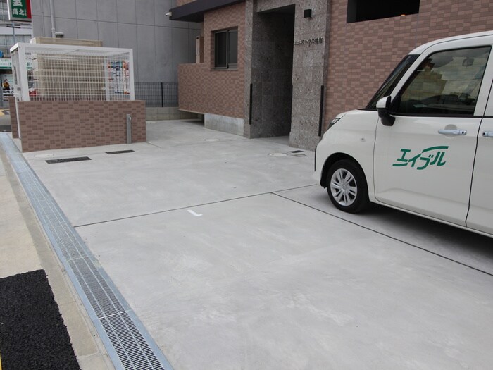 物件外観写真3　(駐車場)