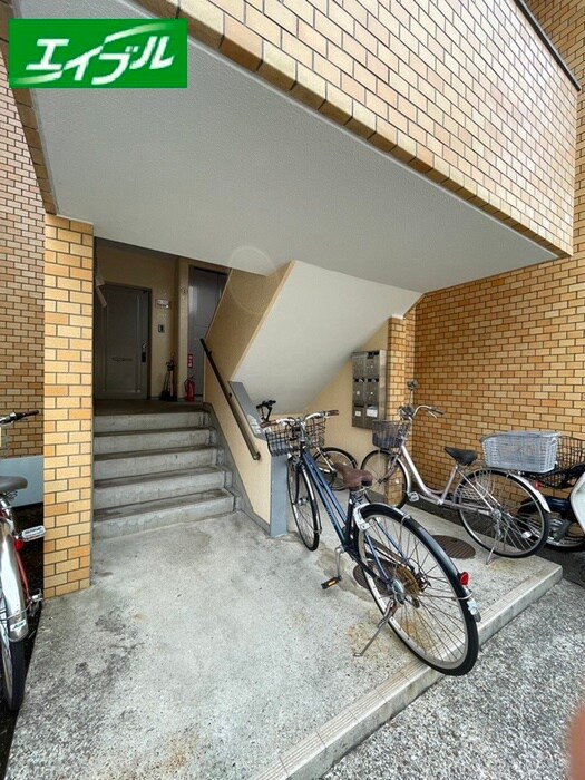 物件外観写真2　(エントランス部分)