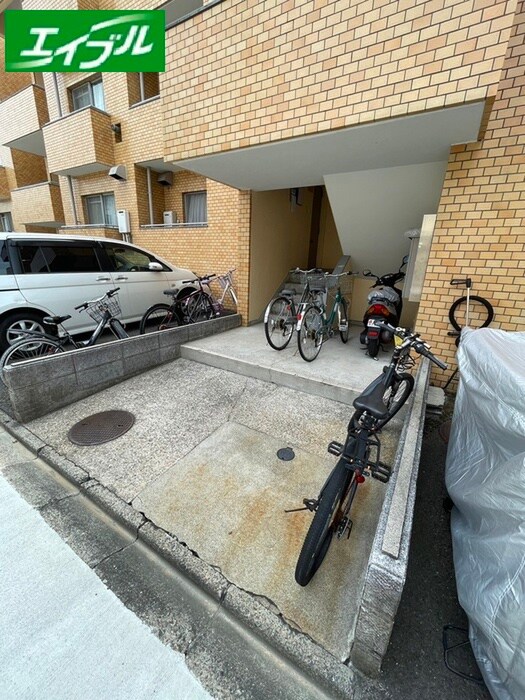 物件外観写真3　(駐輪場)
