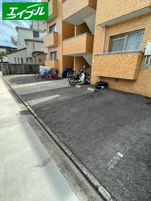 物件外観写真6　(駐車場)