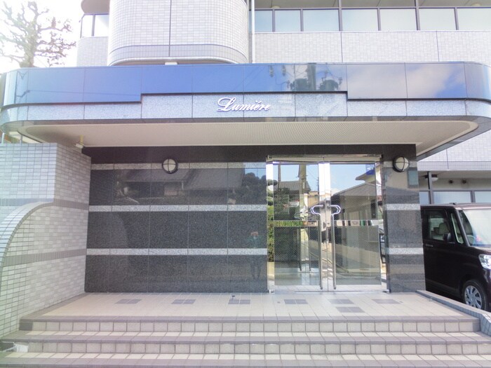 物件外観写真2　(エントランス部分)