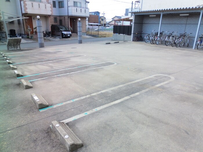 物件外観写真5　(駐車場)