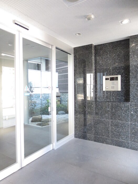 物件外観写真4　(エントランス部分)