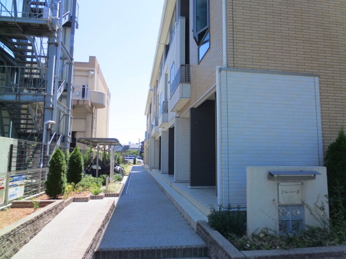 物件外観写真2　(エントランス部分)