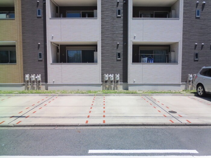 物件外観写真4　(駐車場)