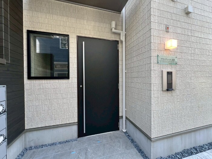 物件外観写真2　(エントランス部分)